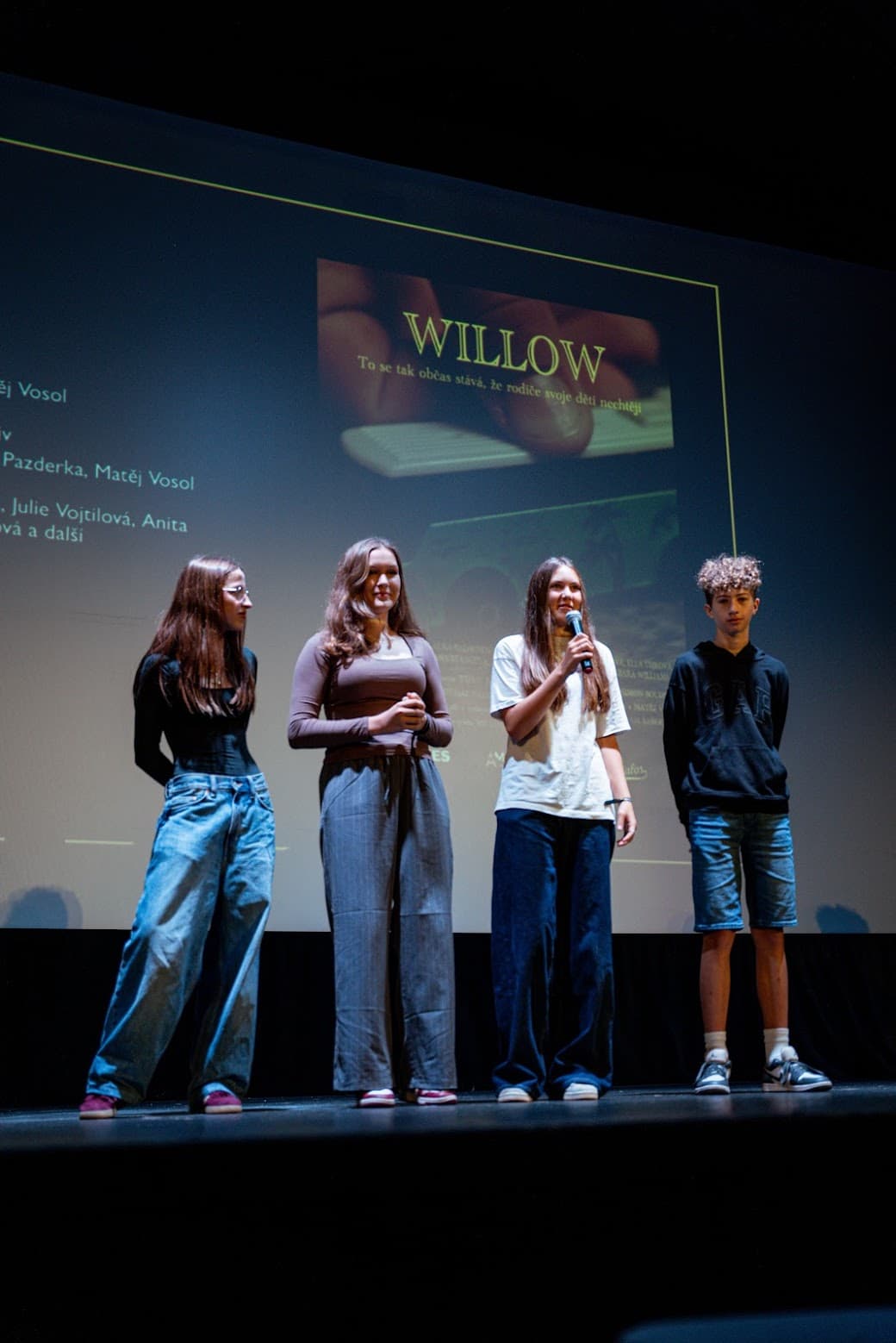 Mladí filmaři představují svůj film Willow na pódiu