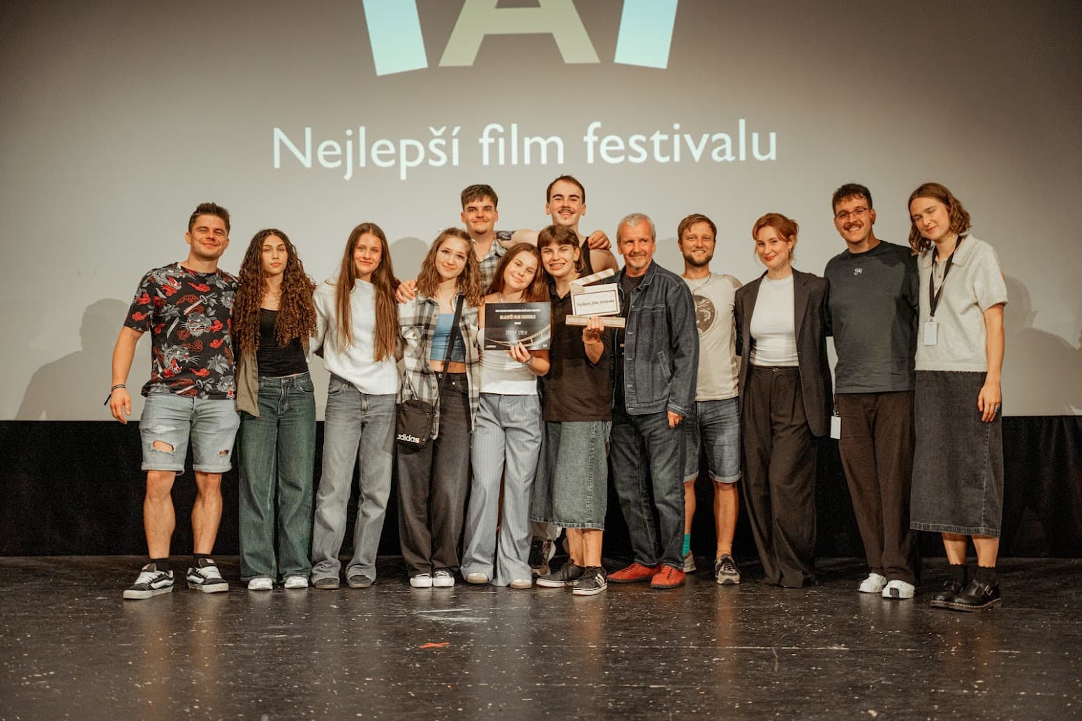 Vítězové a porota Ambrofestu na pódiu s cenou Nejlepší film festivalu