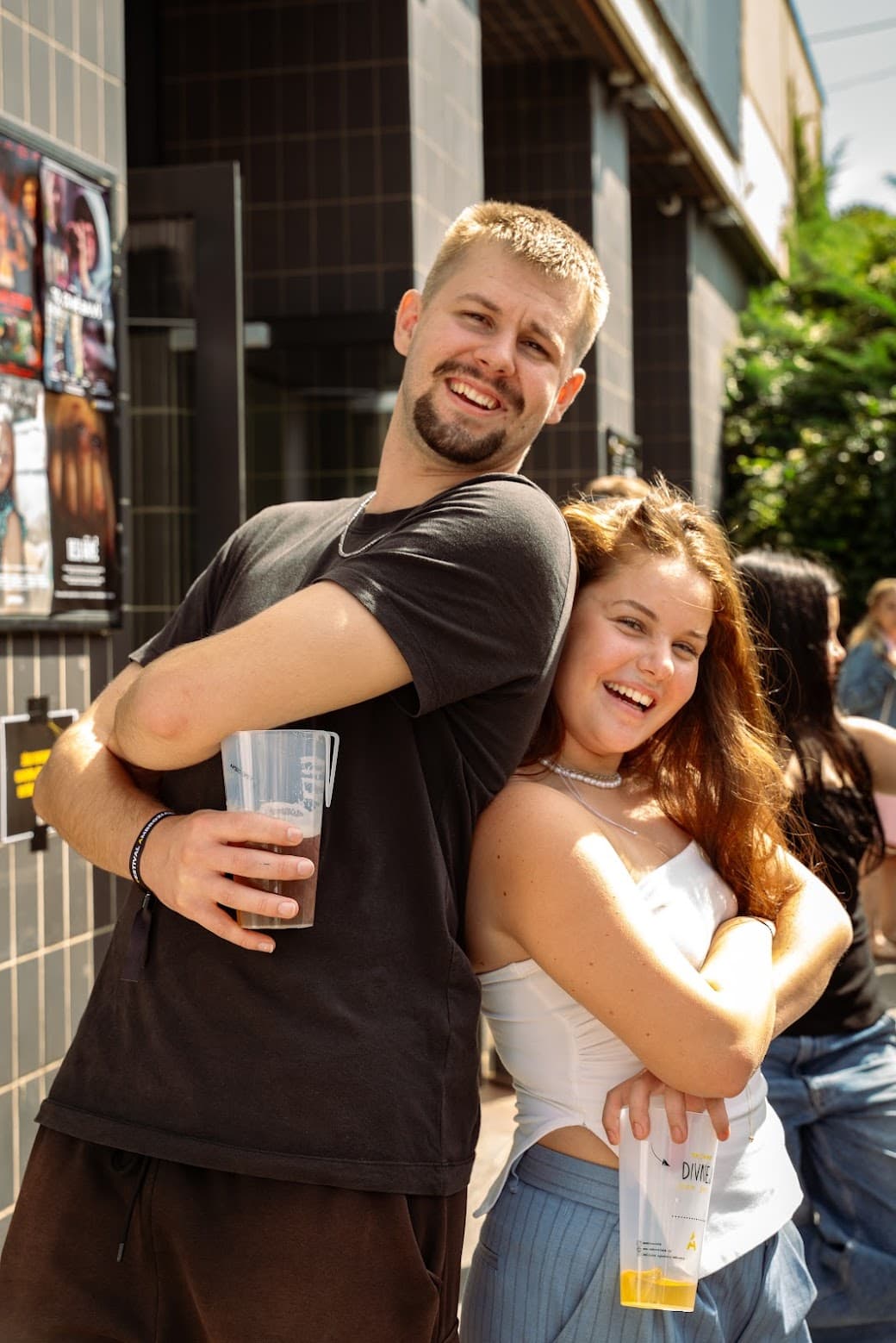 Návštěvníci festivalu se baví před kinem Dlabačov